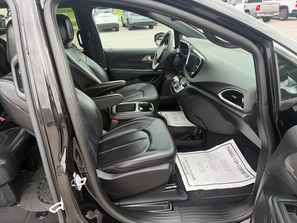 Used 2025 Chrysler Pacifica Select FWD image 43