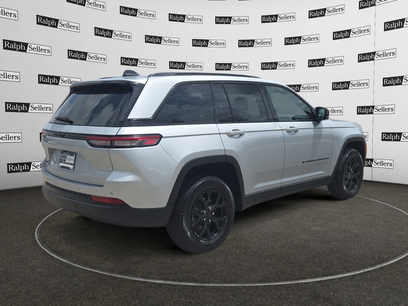 Used 2025 Jeep Grand Cherokee Altitude AWD/4WD image 6