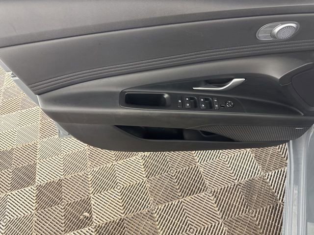 Used 2021 Hyundai Elantra Limited image 18