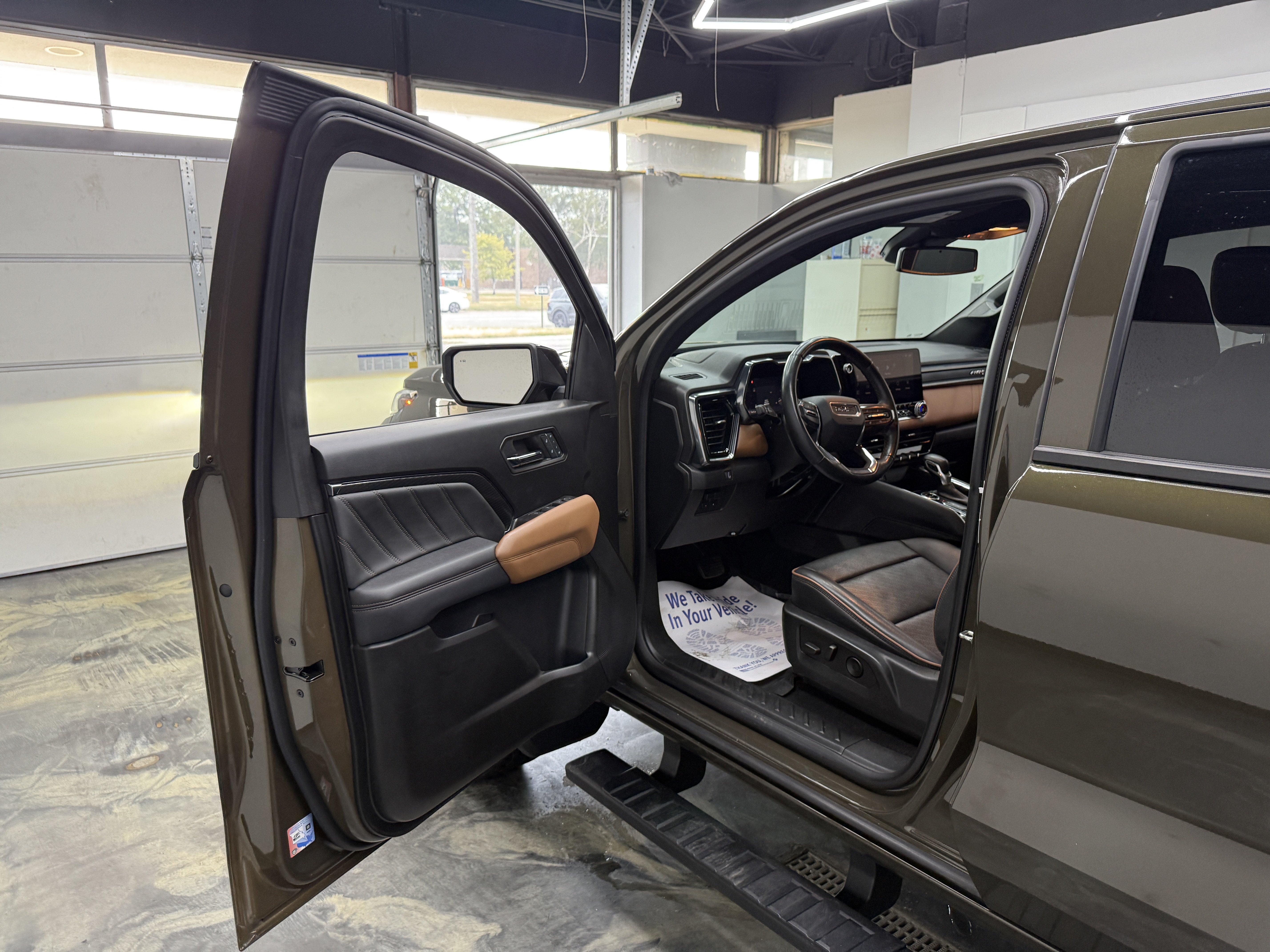 Used 2024 GMC Canyon AT4 w/ AT4 Premium Package AWD/4WD image 10