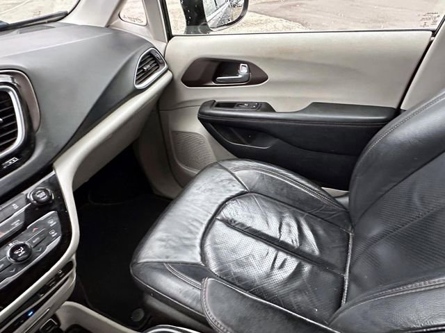 Used 2018 Chrysler Pacifica Touring-L Plus w/ Tire & Wheel Group image 26