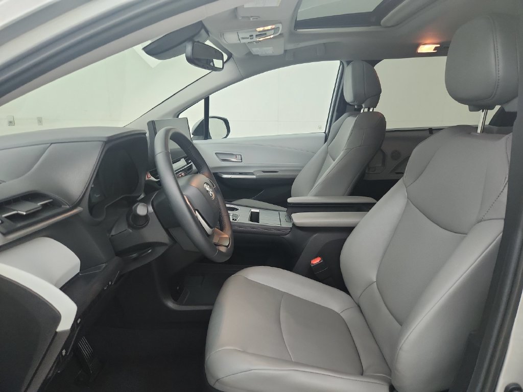 Used 2025 Toyota Sienna XLE FWD image 19