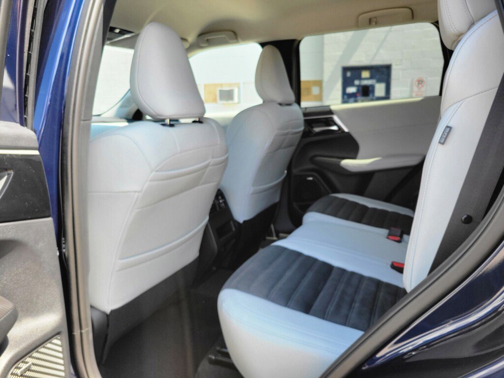 New 2025 Mitsubishi Outlander SE image 16