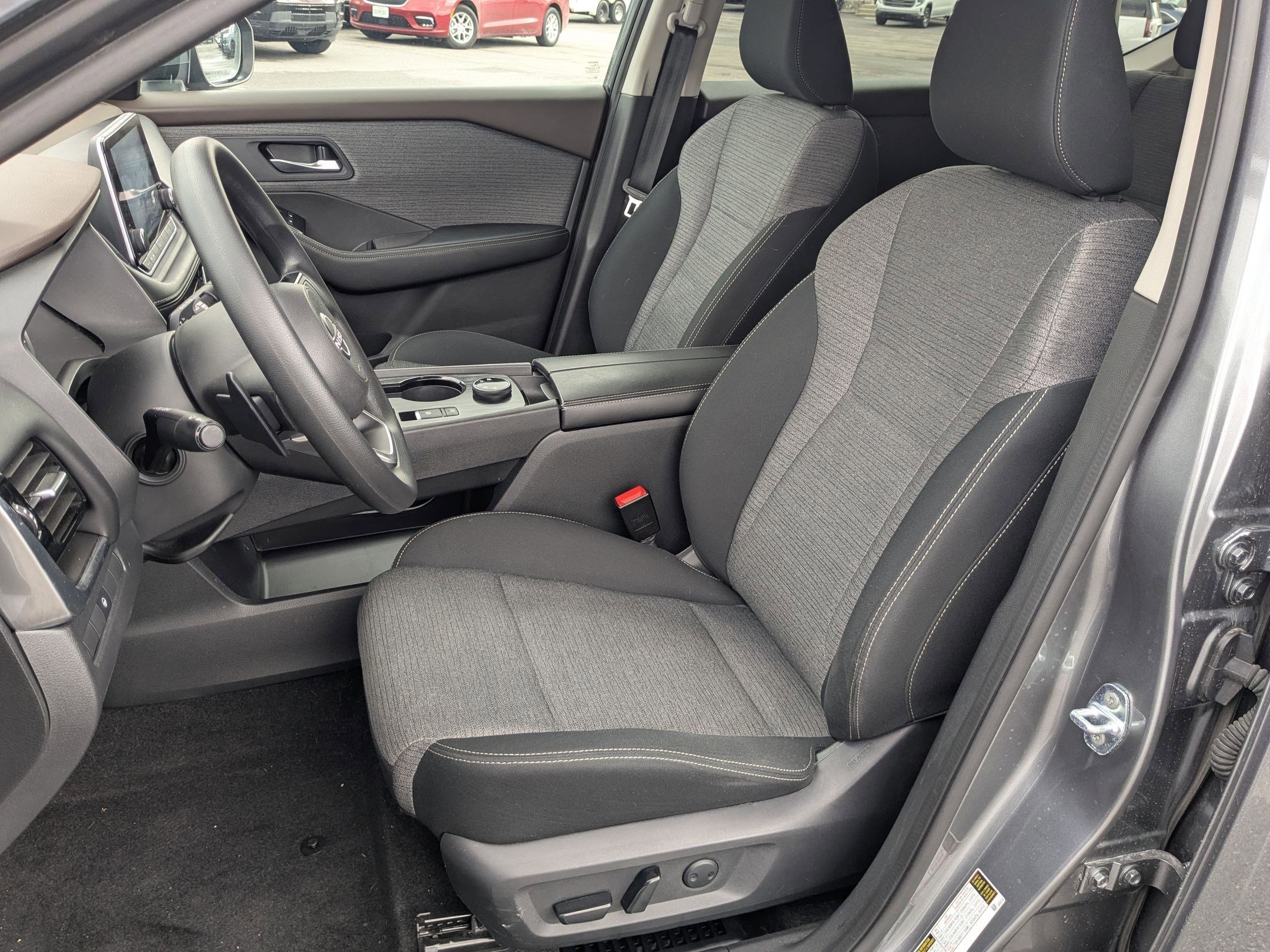 Used 2022 Nissan Rogue SV image 23