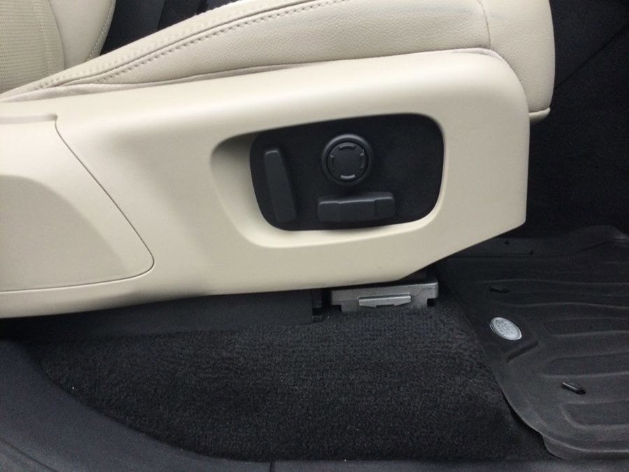 Used 2018 Land Rover Discovery SE image 15