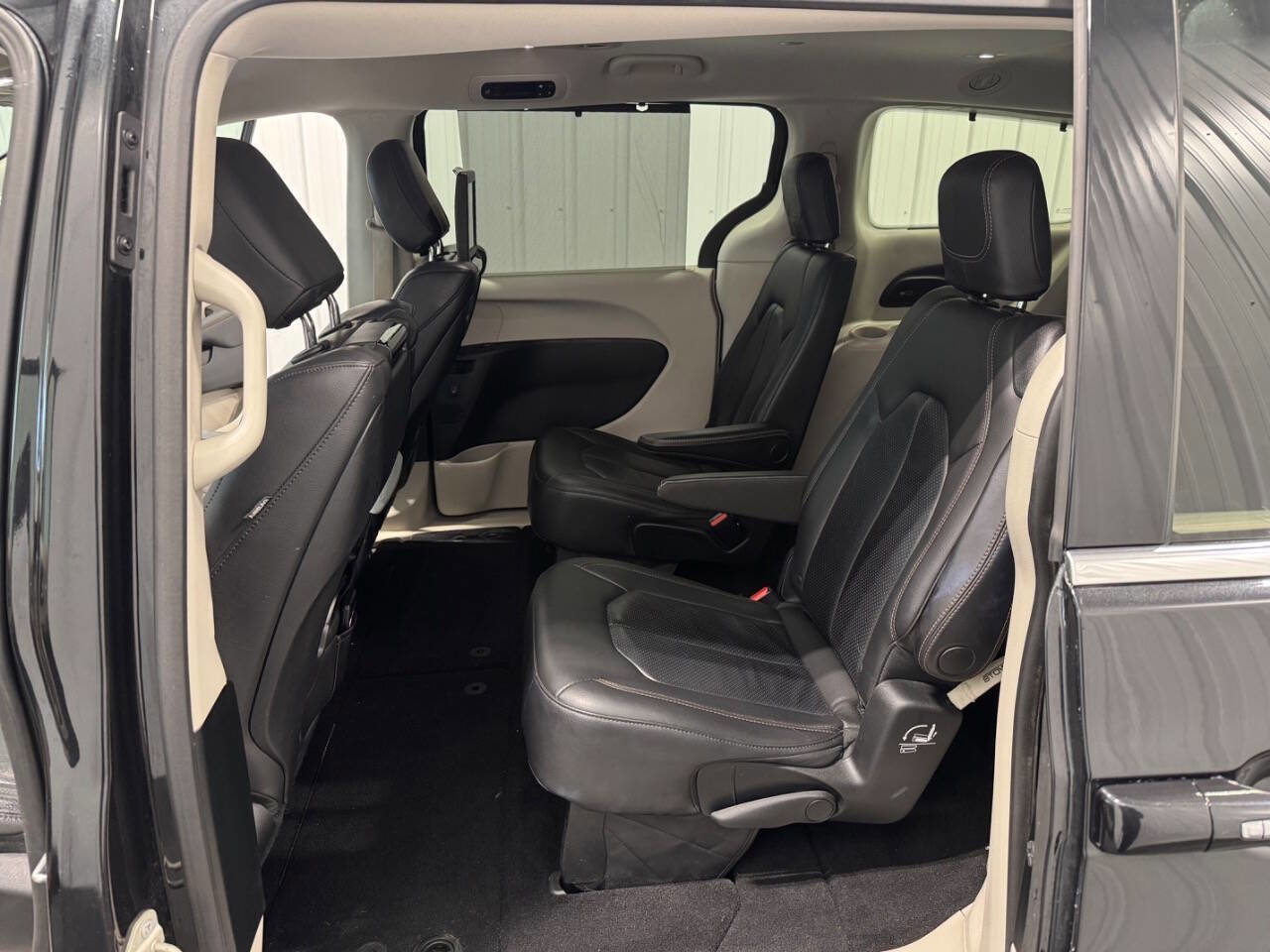 Used 2018 Chrysler Pacifica Touring-L Plus image 12