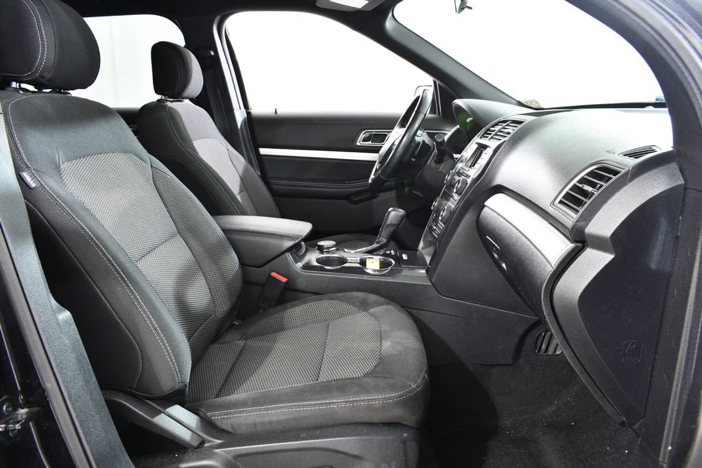 Used 2017 Ford Explorer XLT AWD/4WD image 10