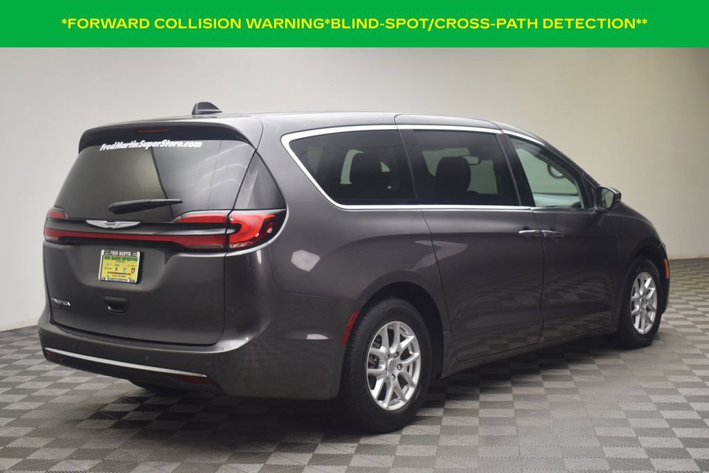 Used 2023 Chrysler Pacifica Touring-L FWD image 7
