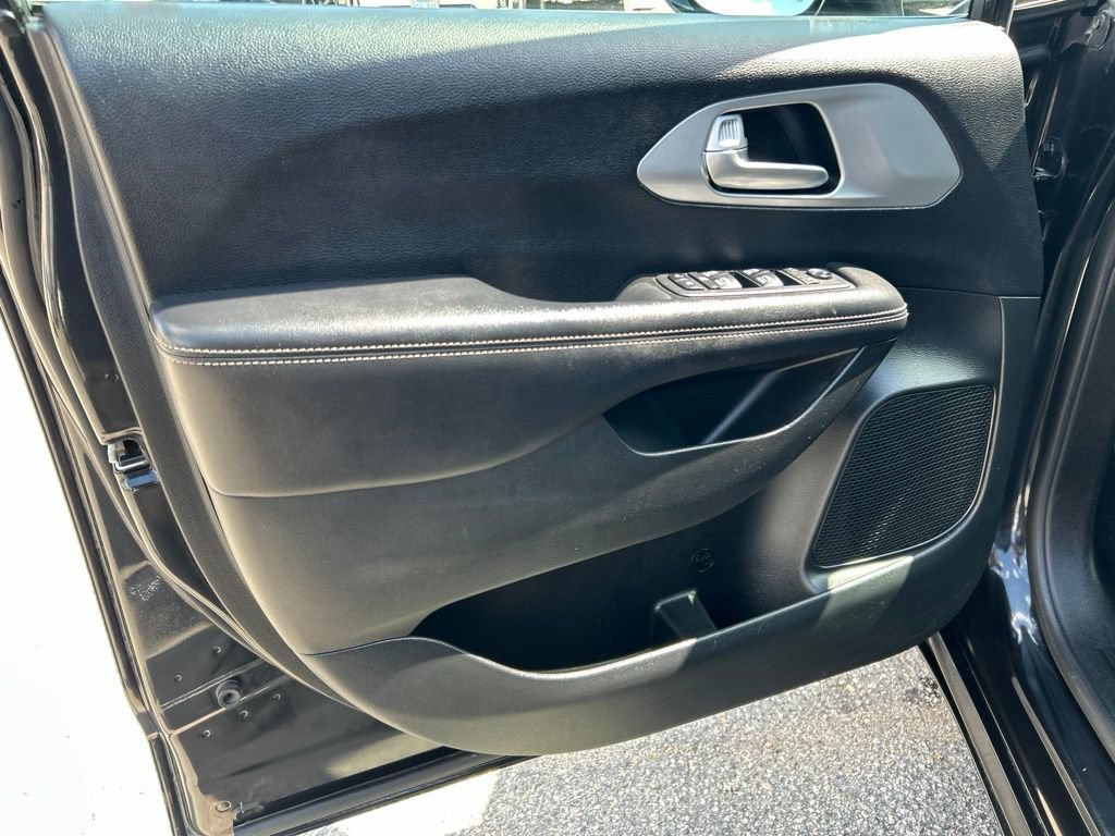 Used 2018 Chrysler Pacifica Touring-L Plus w/ S Appearance Package FWD image 16