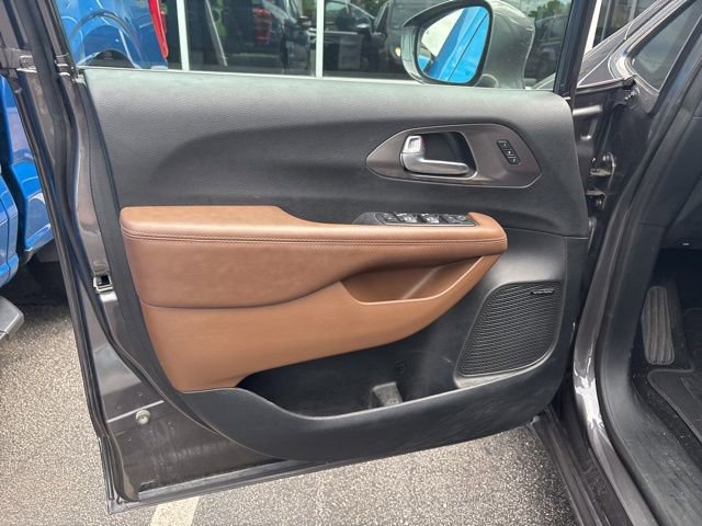 Used 2017 Chrysler Pacifica Limited FWD image 12