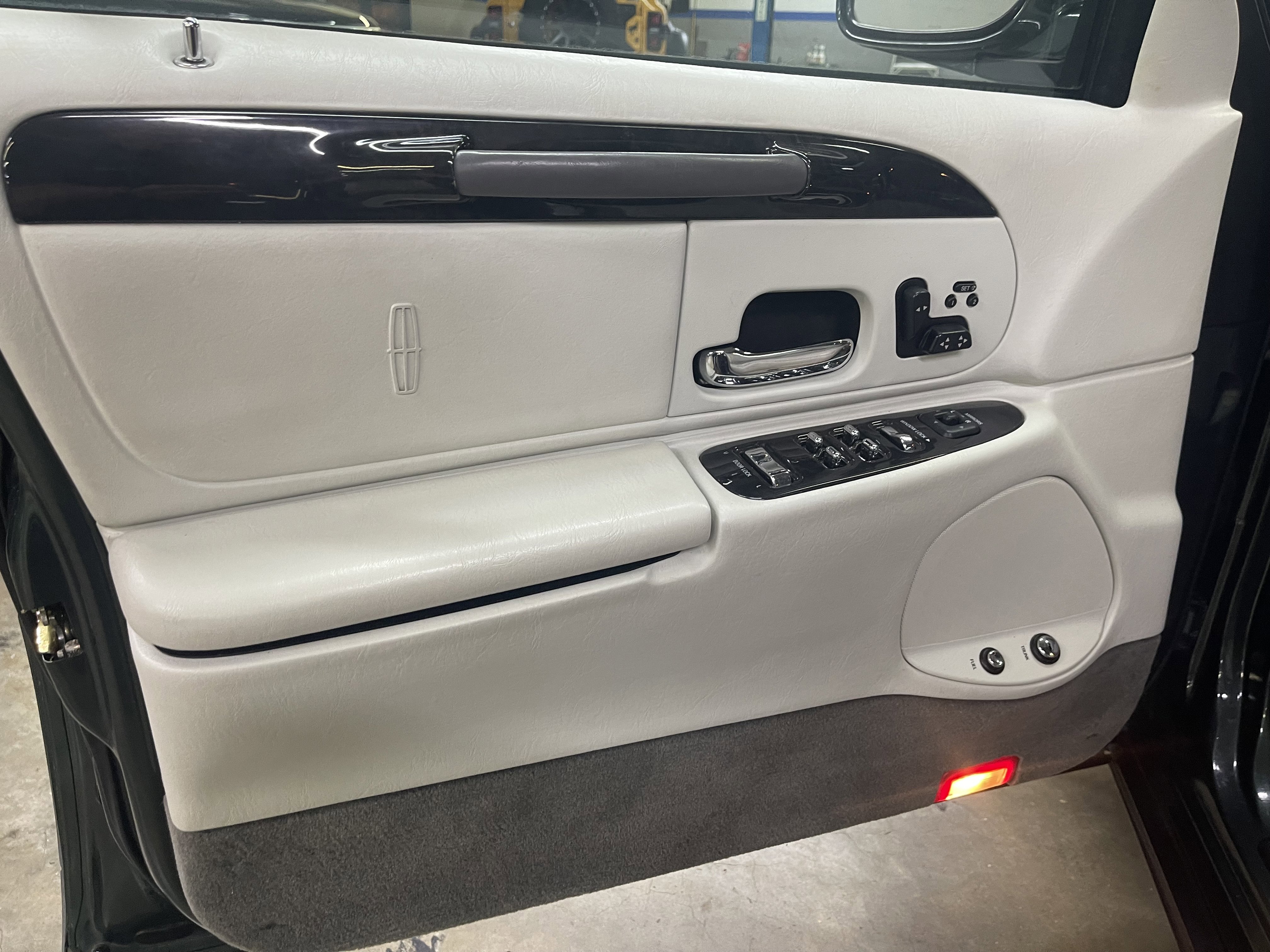 Used 1999 Lincoln Town Car Signature image 14