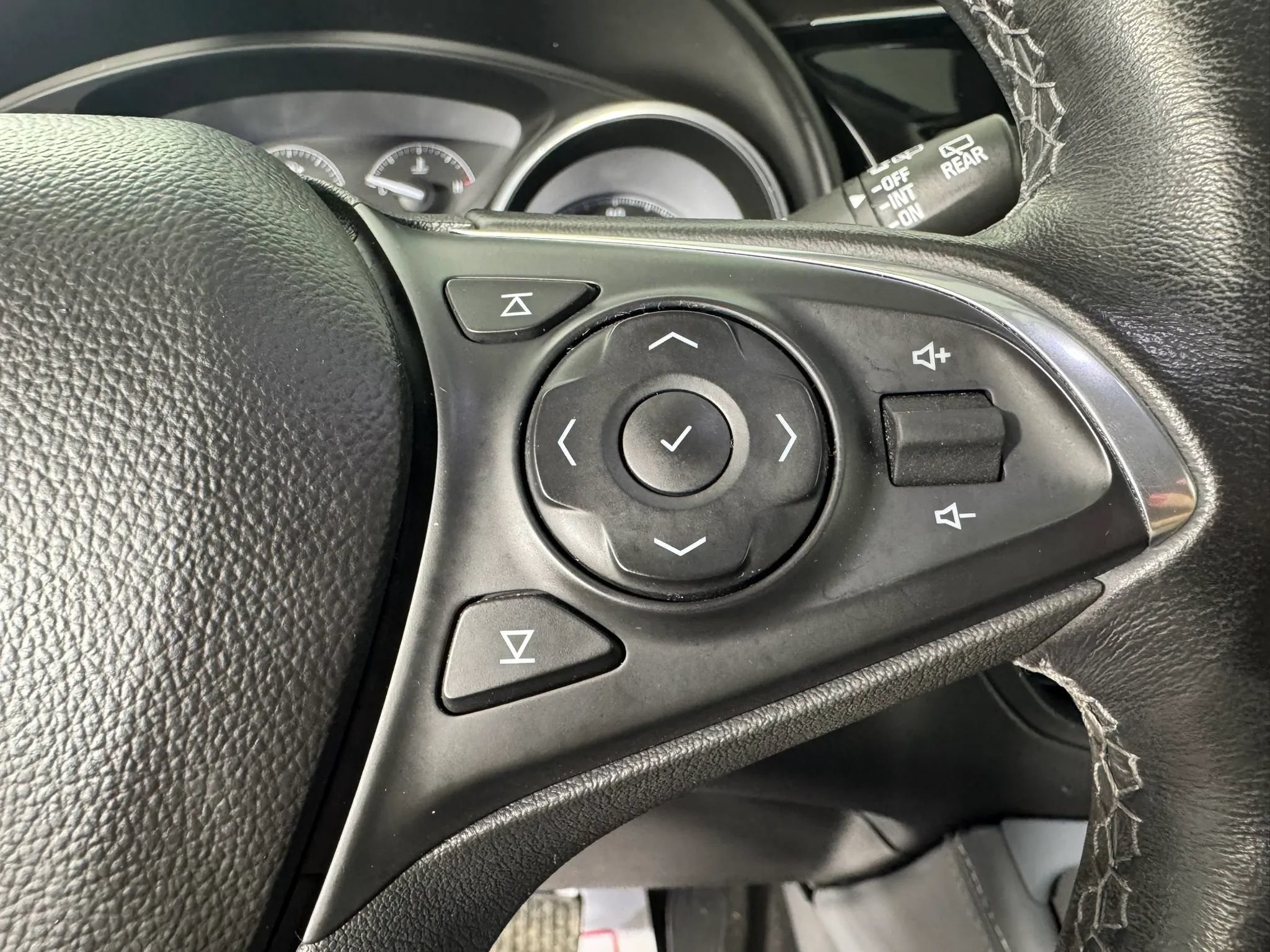 Used 2020 Buick Envision Essence FWD image 16