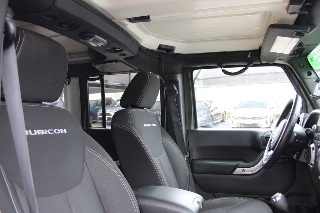 Used 2015 Jeep Wrangler Unlimited Rubicon w/ Connectivity Group AWD/4WD image 36
