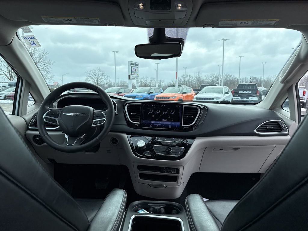 Used 2023 Chrysler Pacifica Touring-L image 32