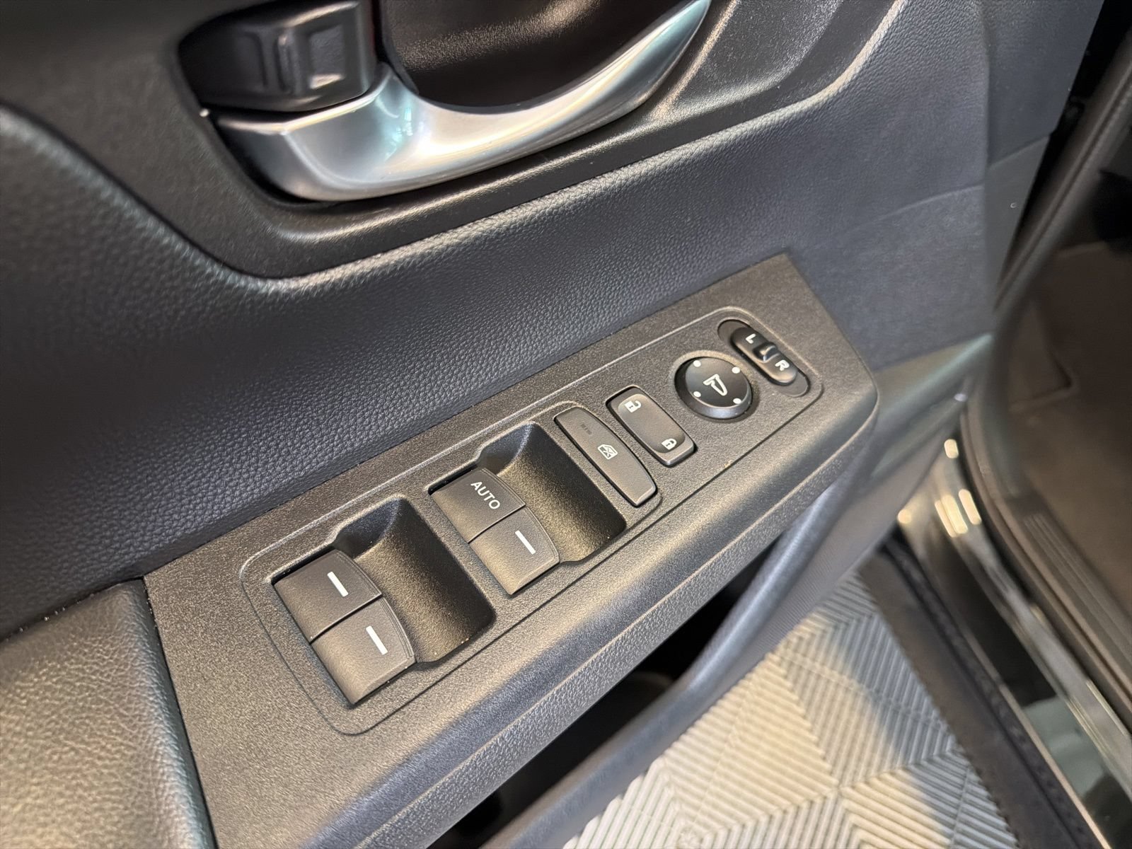 Used 2025 Honda CR-V LX image 13
