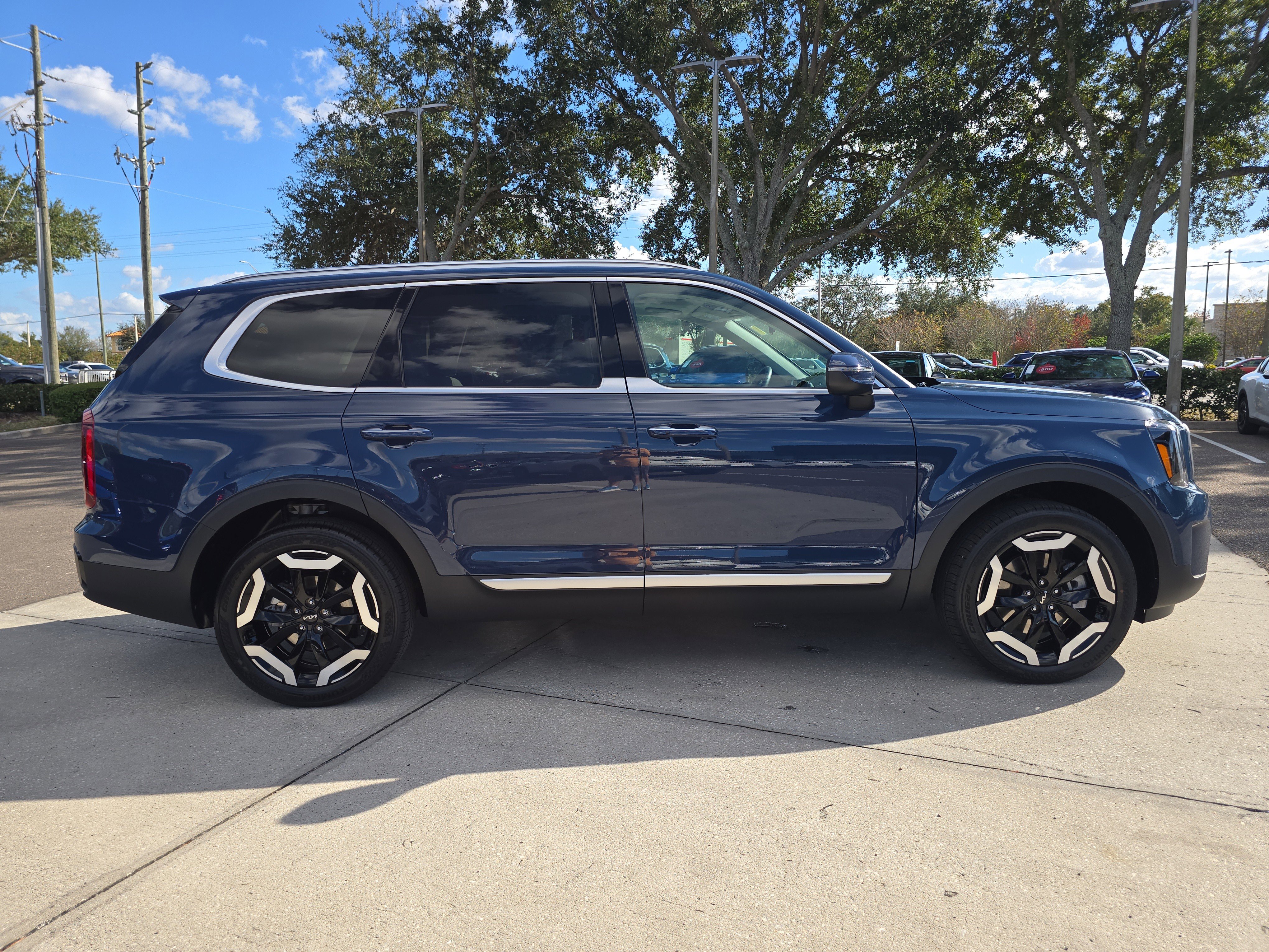 Used 2025 Kia Telluride S image 9