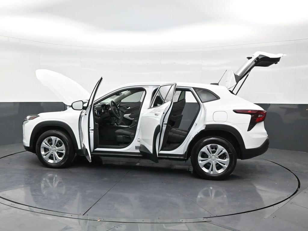 Used 2025 Chevrolet Trax LS FWD image 30