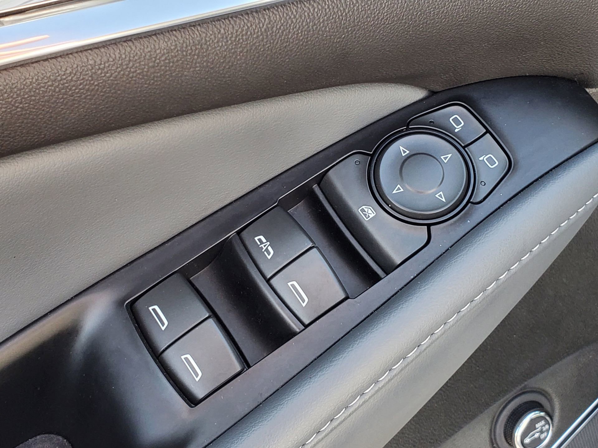 Used 2023 Buick Enclave Essence FWD image 18