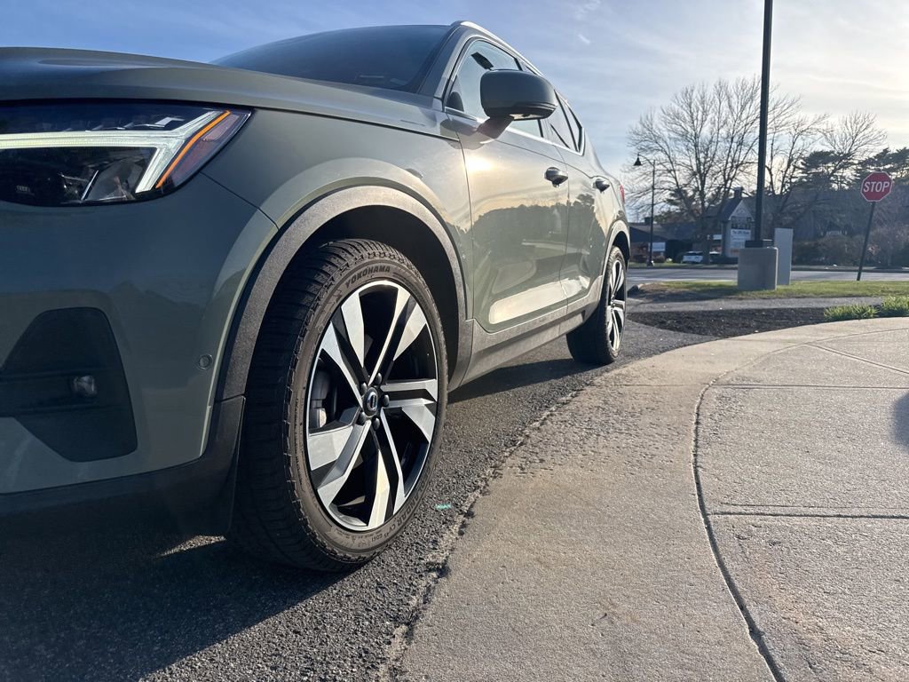 Used 2023 Volvo XC40 B5 Plus w/ Driver Assist Package AWD/4WD image 14