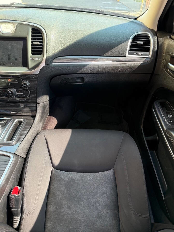 Used 2018 Chrysler 300 Touring w/ Chrome Appearance Package RWD image 13