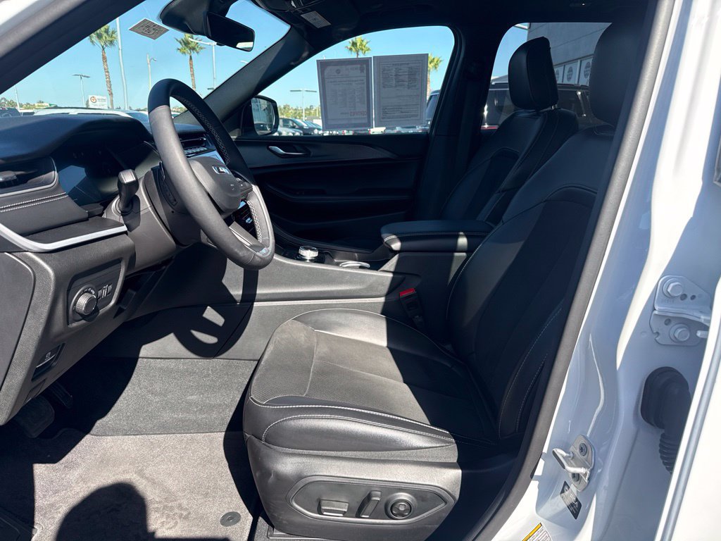 Certified 2025 Jeep Grand Cherokee Altitude AWD/4WD image 15