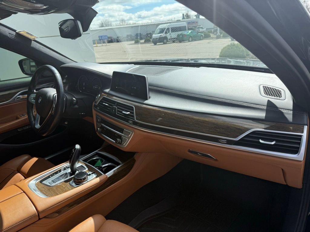 Used 2017 BMW 750i xDrive image 29