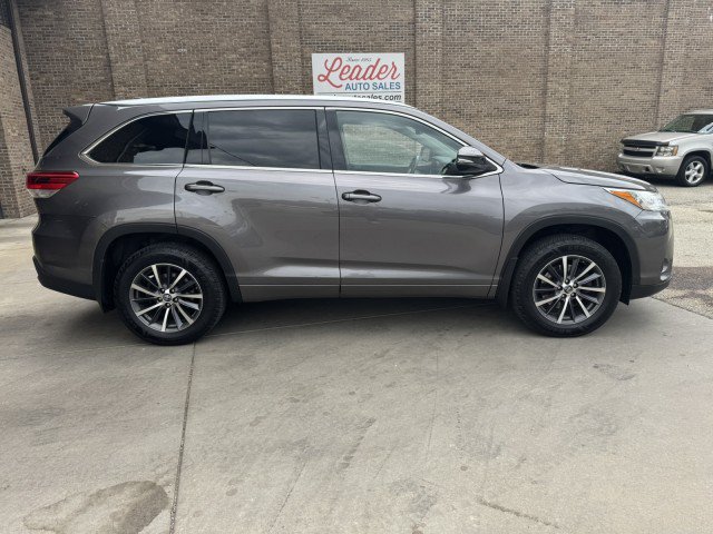 Used 2017 Toyota Highlander XLE AWD/4WD image 2