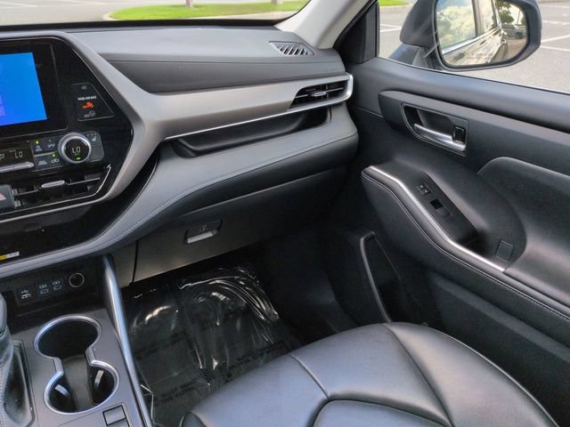 Certified 2024 Toyota Highlander XLE FWD image 17