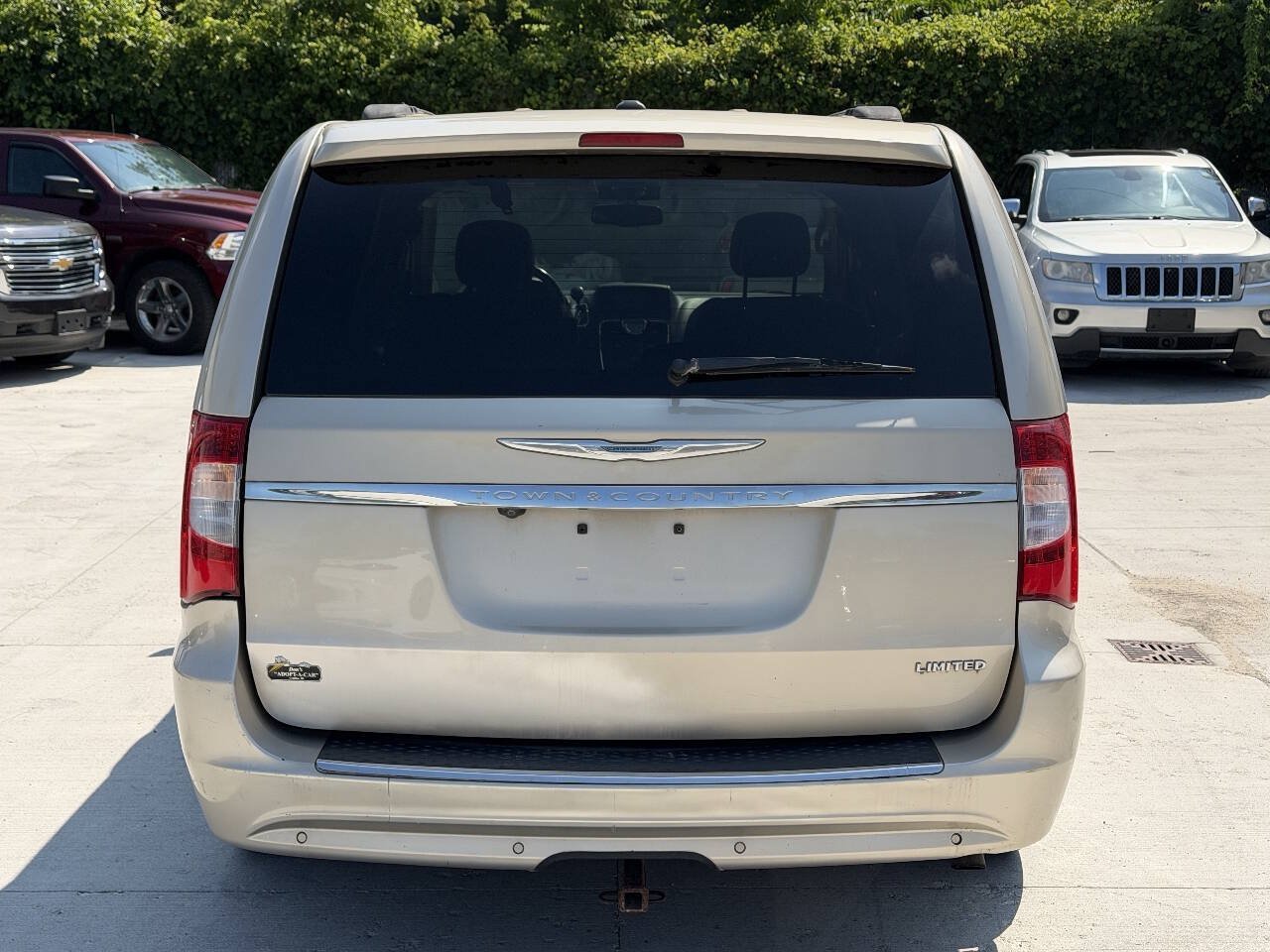 Used 2012 Chrysler Town & Country Touring-L w/ Entertainment Group #2 FWD image 7