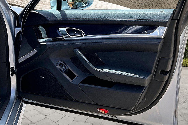 Used 2016 Porsche Panamera S RWD image 15