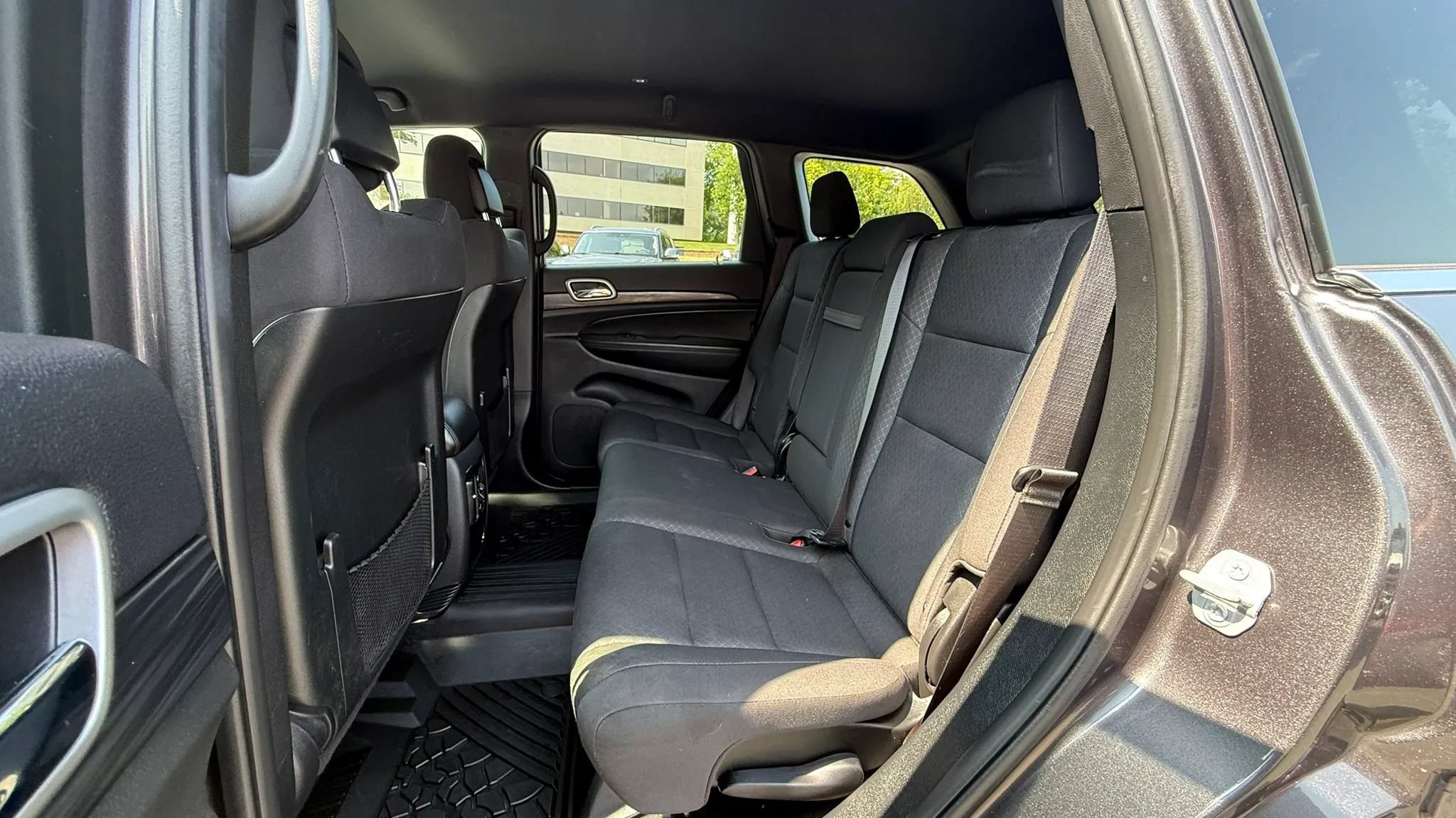 Used 2019 Jeep Grand Cherokee Laredo AWD/4WD image 28