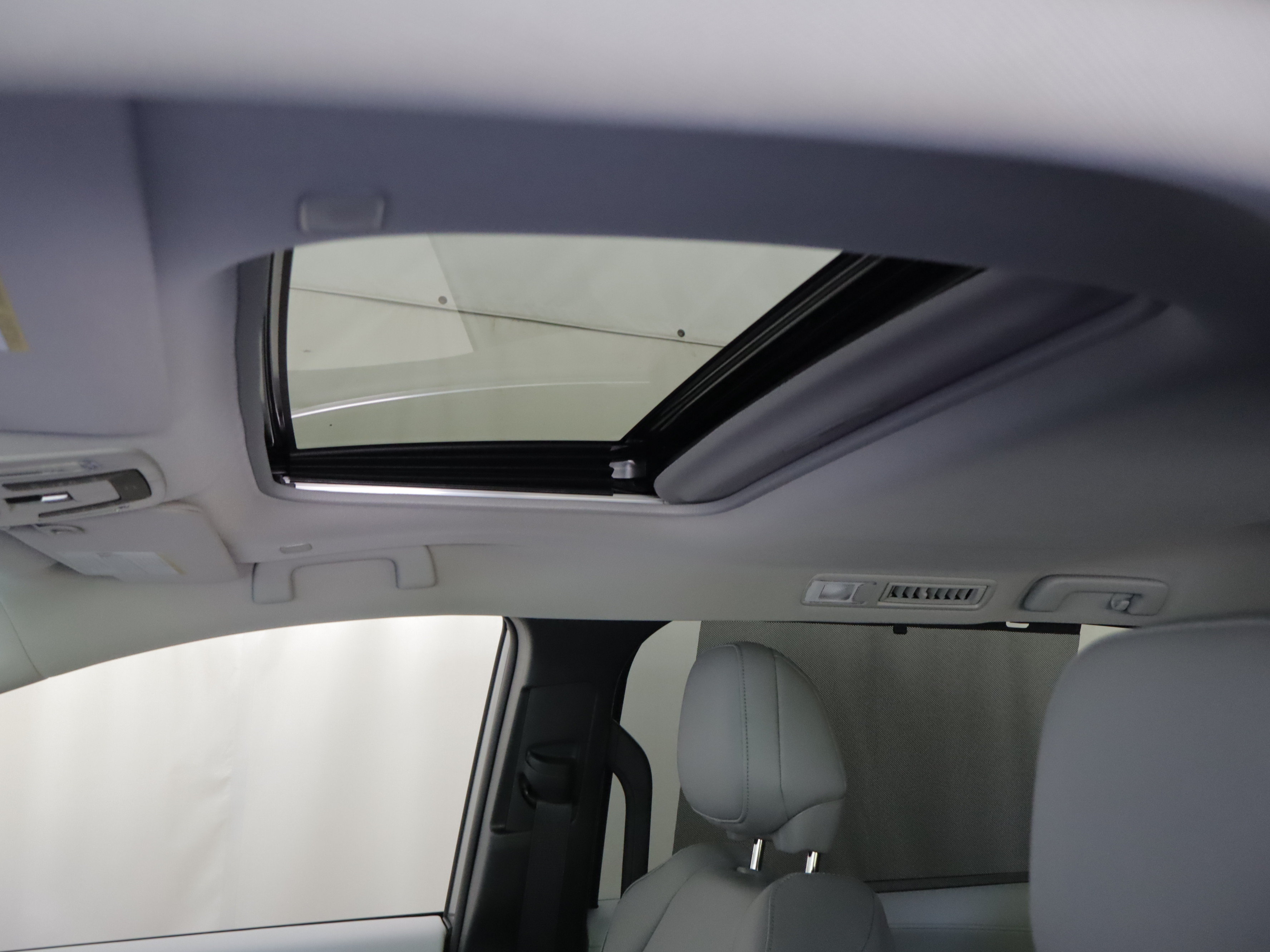 New 2026 Toyota Sienna XLE FWD image 3