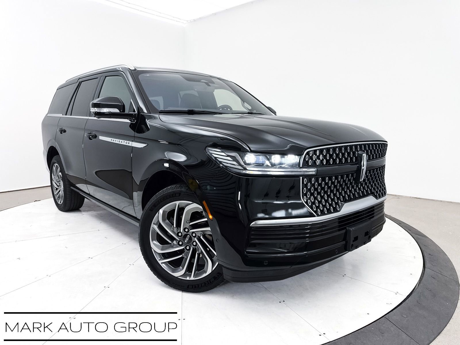 Used 2025 Lincoln Navigator Reserve AWD/4WD image 1