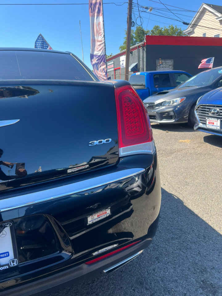 Used 2017 Chrysler 300 Limited image 9