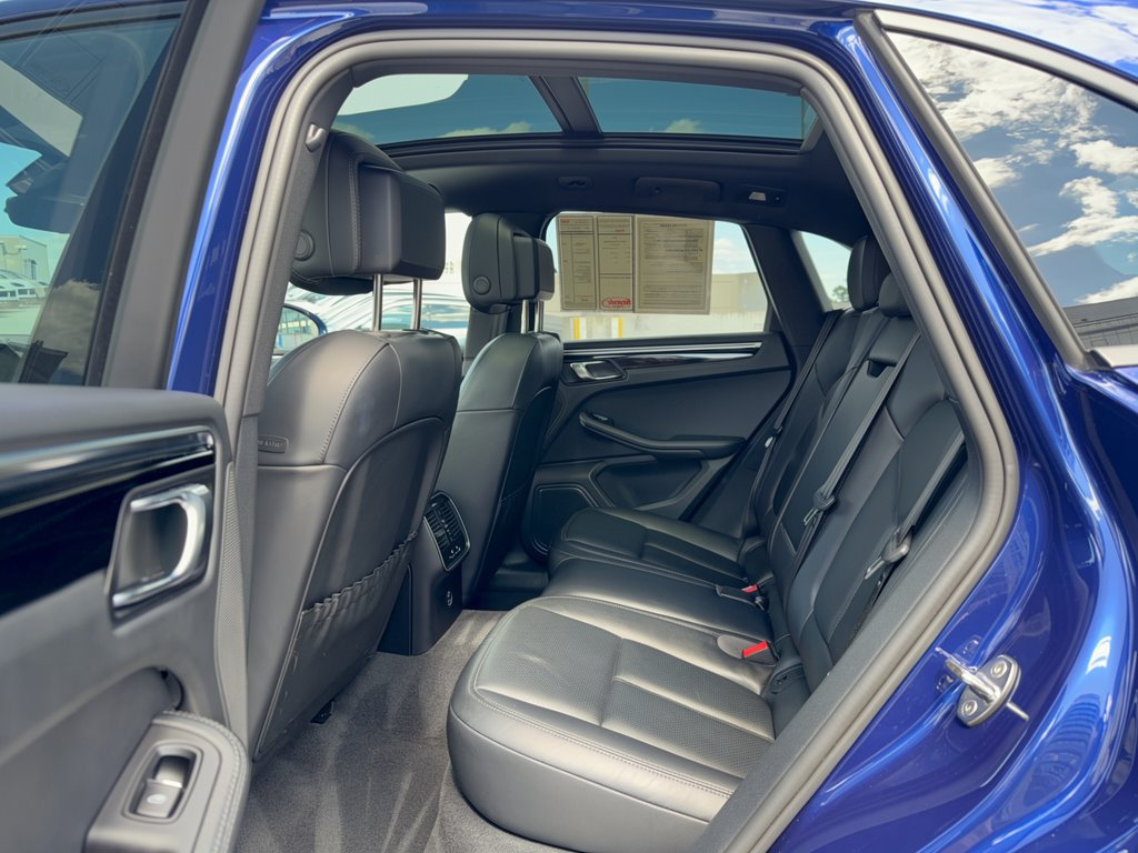 Certified 2024 Porsche Macan AWD/4WD image 25