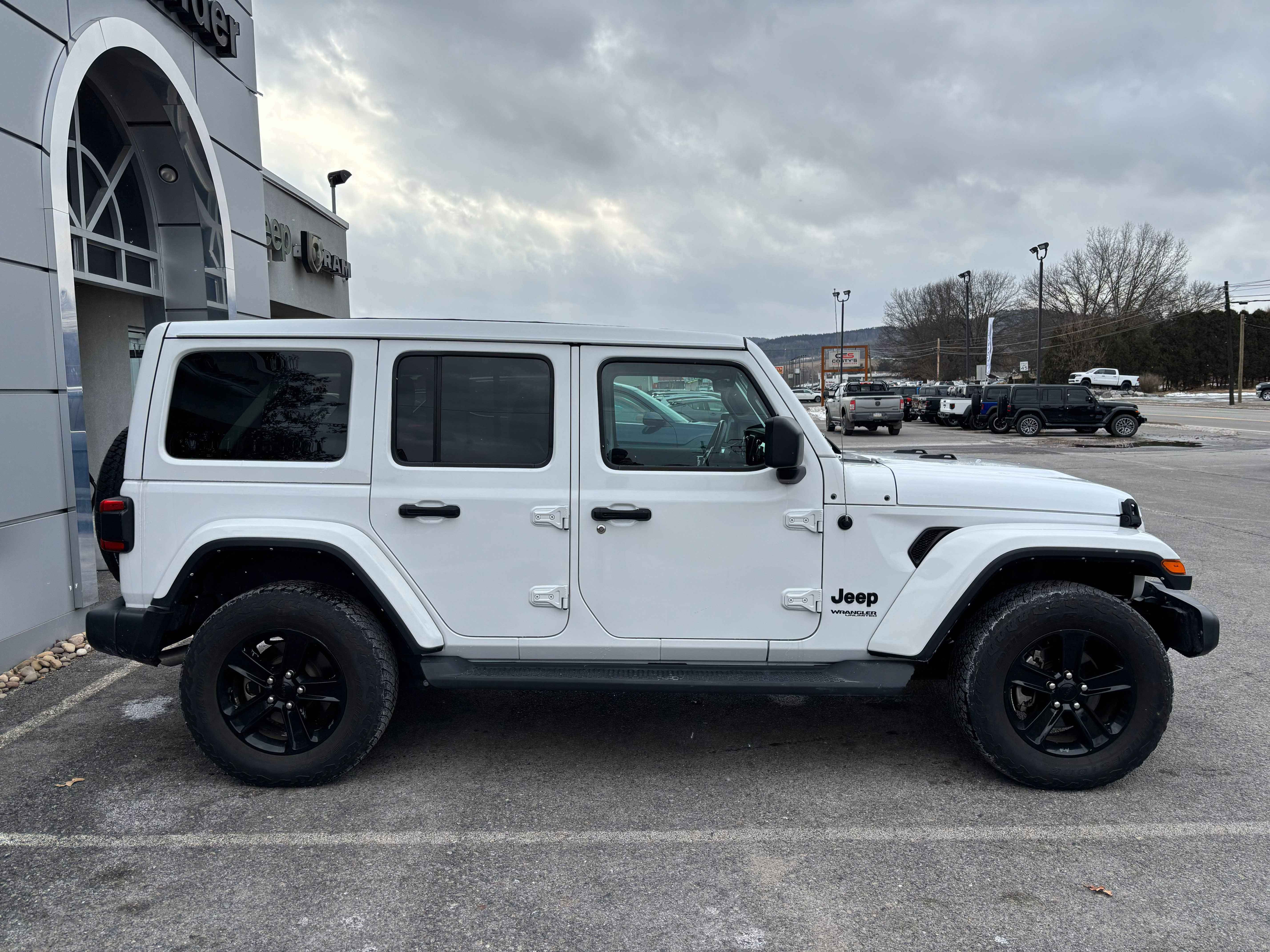 Used 2022 Jeep Wrangler Unlimited Sahara image 2