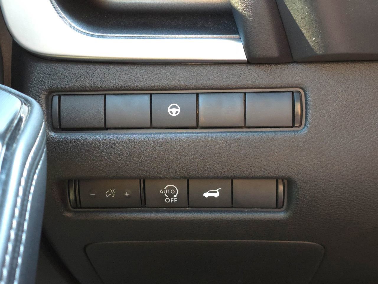 Used 2025 Nissan Rogue SV w/ SV Premium Package image 24