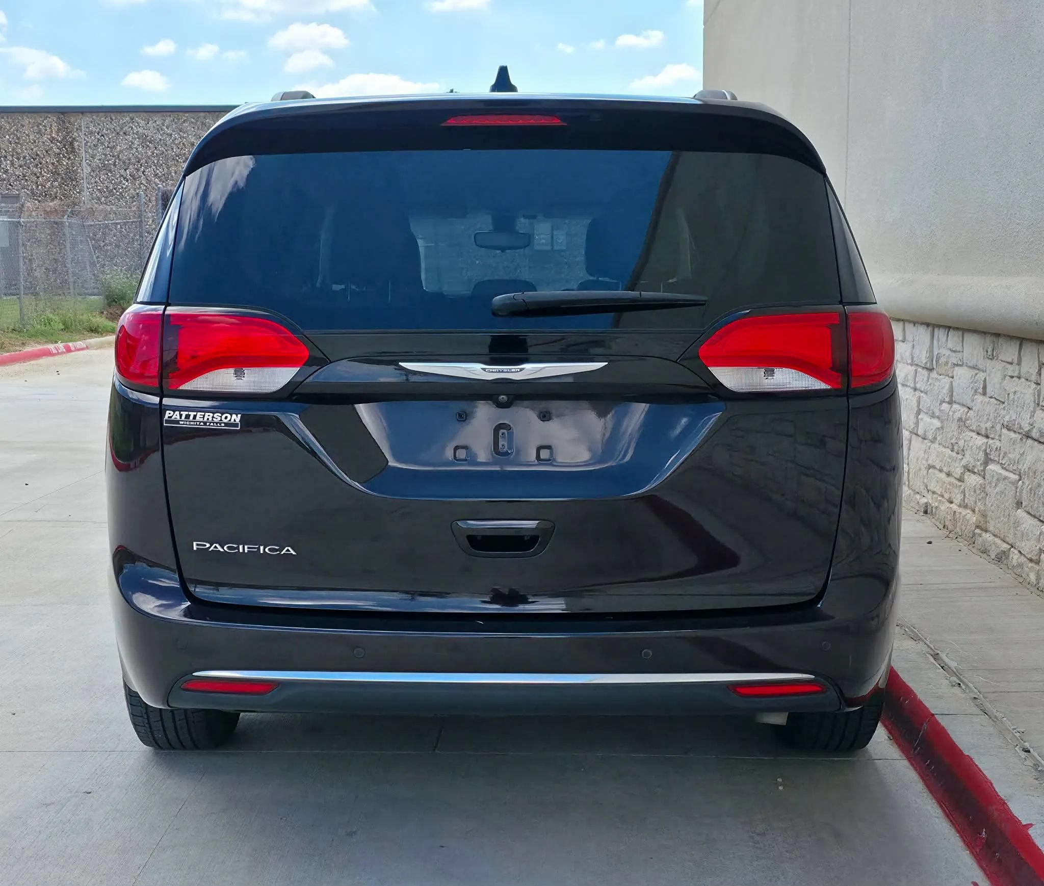 Used 2017 Chrysler Pacifica Touring-L FWD image 4