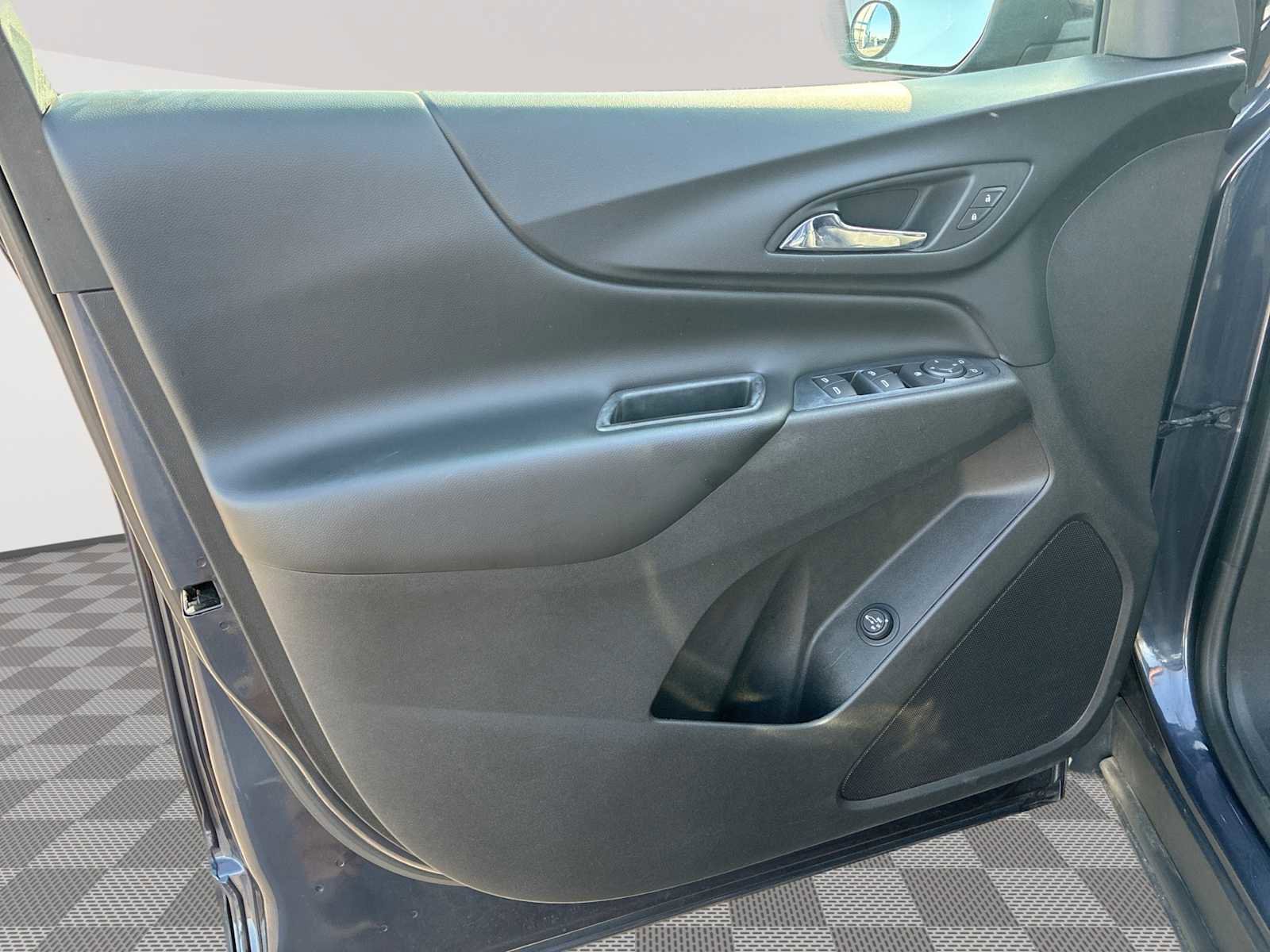 Used 2018 Chevrolet Equinox LT image 22