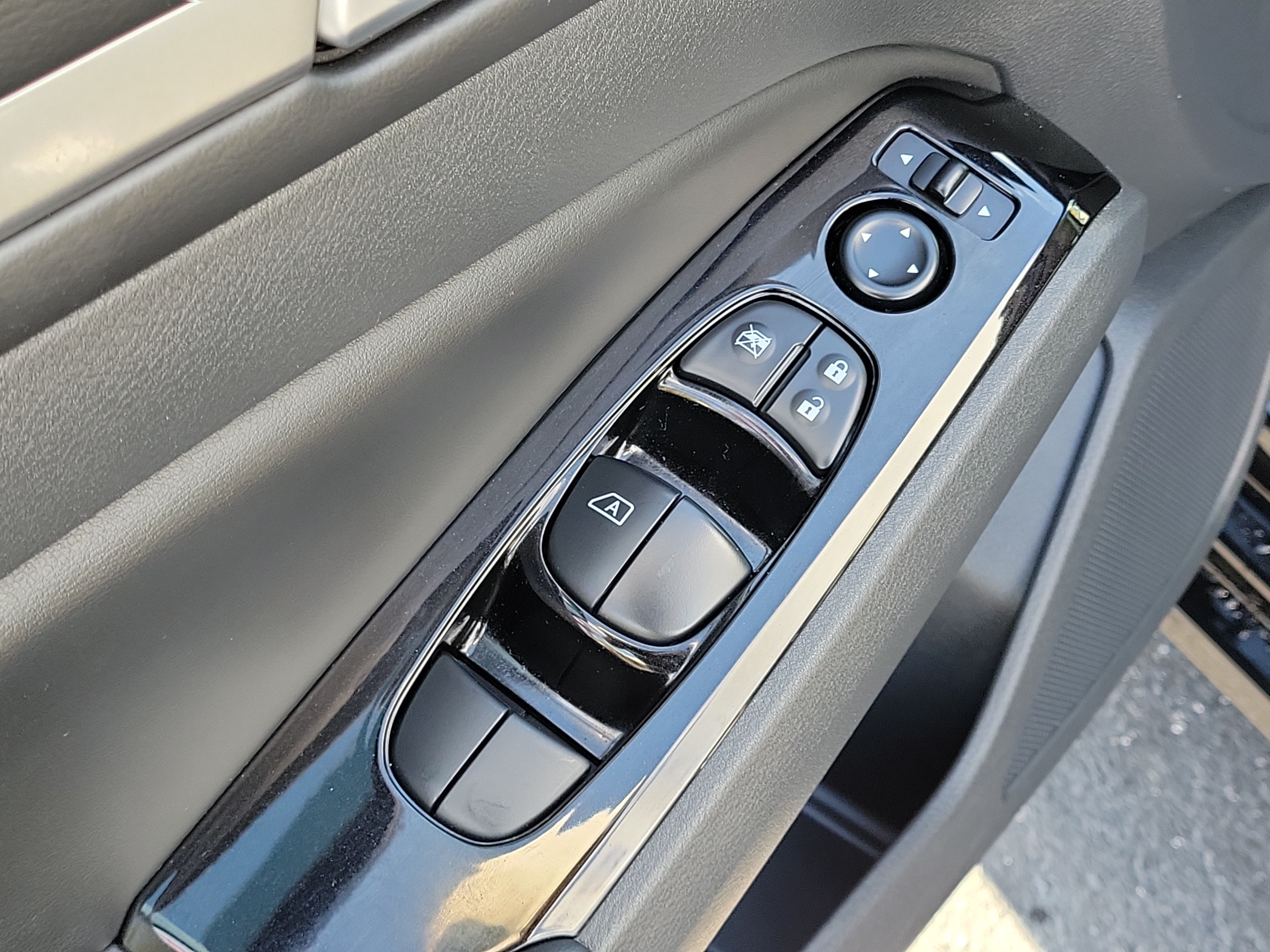 Used 2025 Nissan Altima 2.5 SR FWD image 17