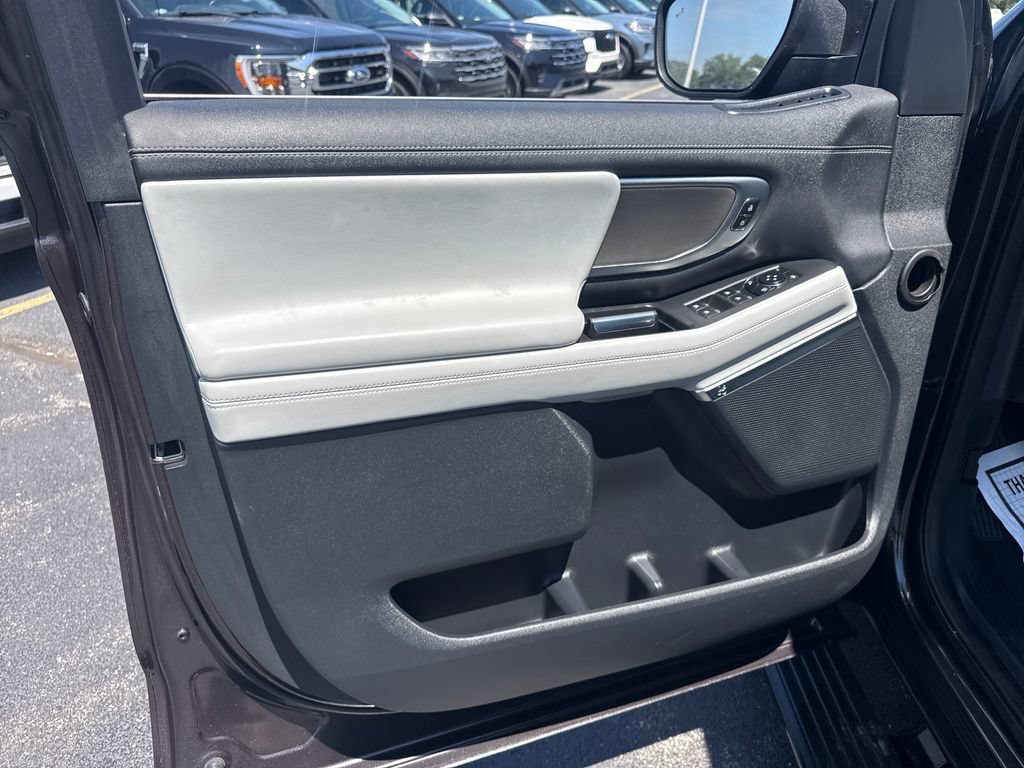 Used 2025 Ford Expedition Platinum w/ Driver's Package AWD/4WD image 32