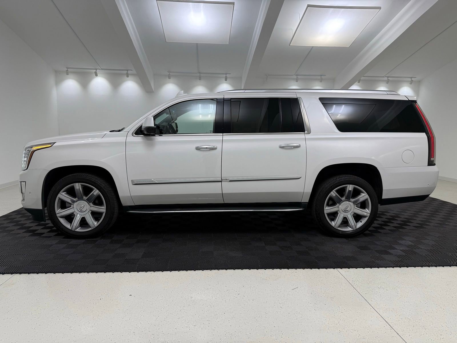 Used 2019 Cadillac Escalade ESV Luxury AWD/4WD image 4