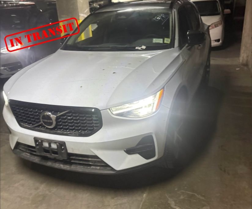Used 2024 Volvo XC40 B5 Core AWD/4WD image 1