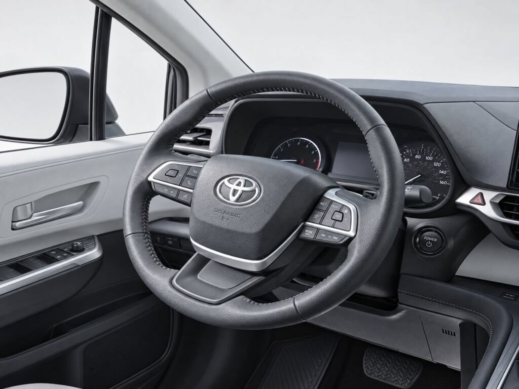 Used 2026 Toyota Sienna XLE FWD image 17