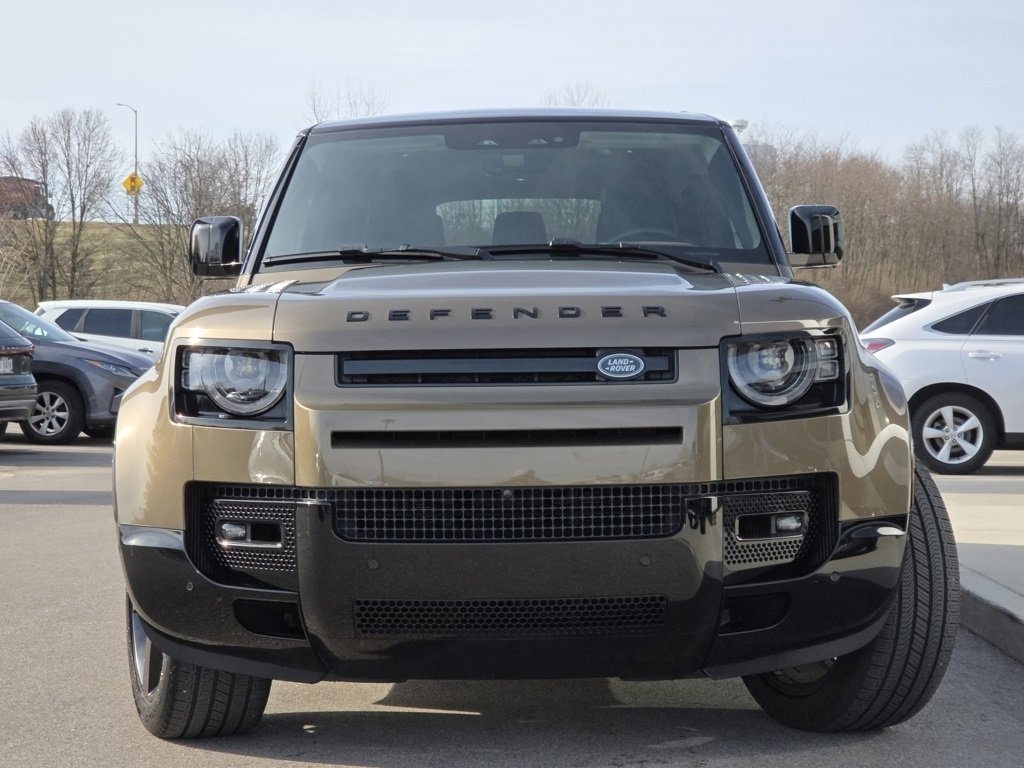 Used 2024 Land Rover Defender 110 X-Dynamic SE image 3