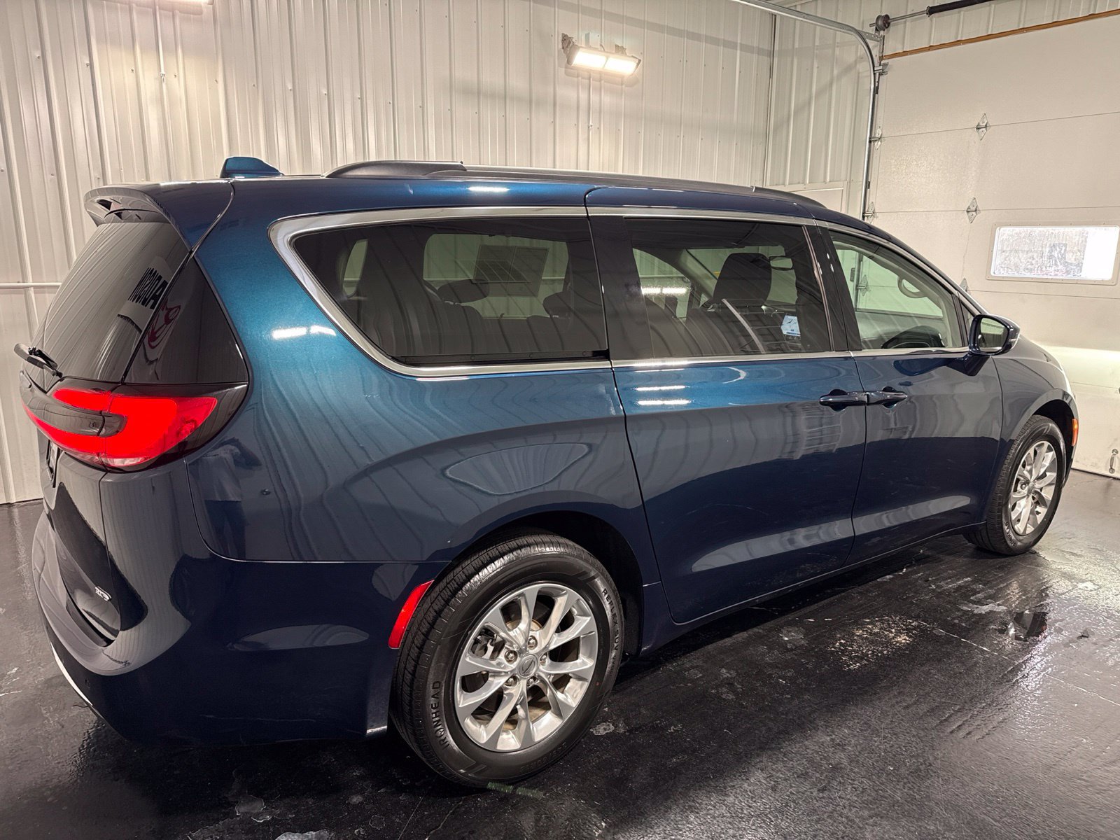 Used 2022 Chrysler Pacifica Touring-L AWD/4WD image 5