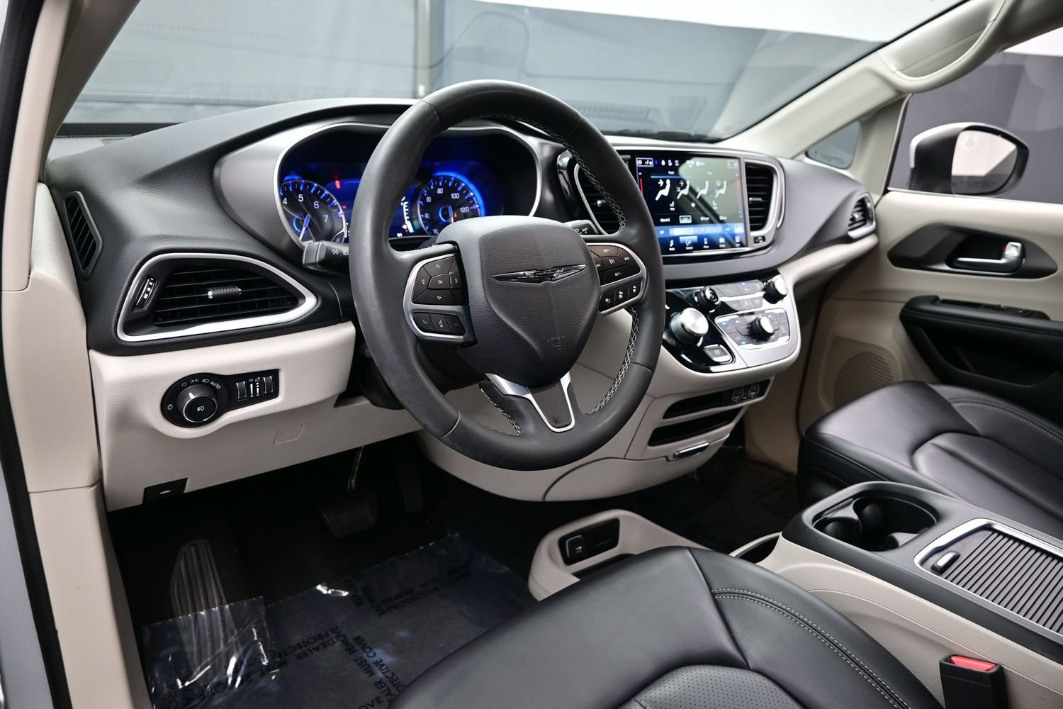 Used 2023 Chrysler Pacifica Touring-L FWD image 16