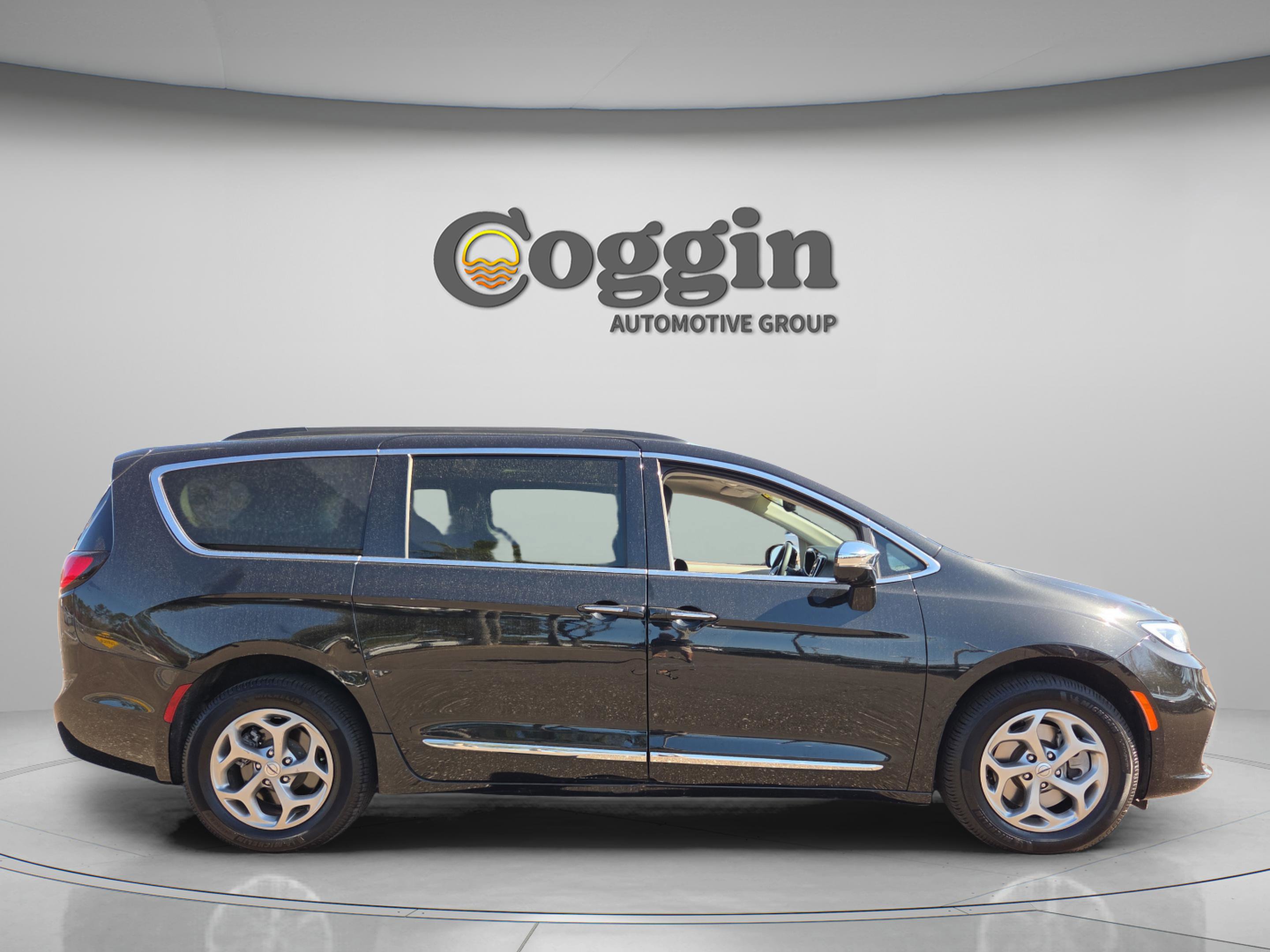 Used 2023 Chrysler Pacifica Limited w/ Uconnect Theater Family Group image 7