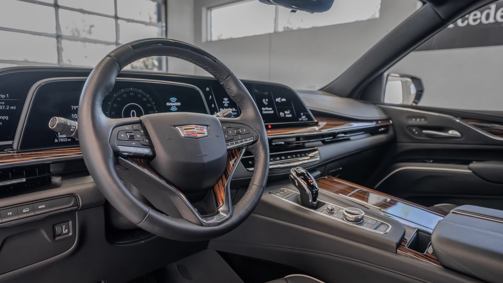 Used 2024 Cadillac Escalade Premium Luxury AWD/4WD image 7