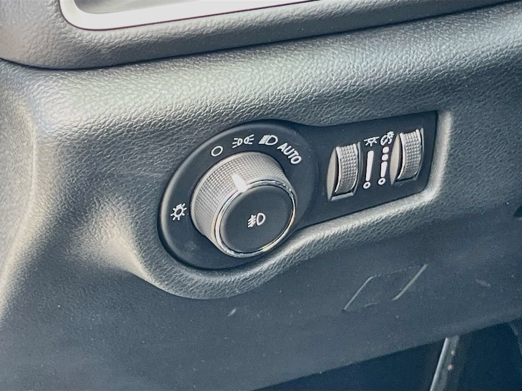 Used 2026 Chrysler Pacifica Select FWD image 10